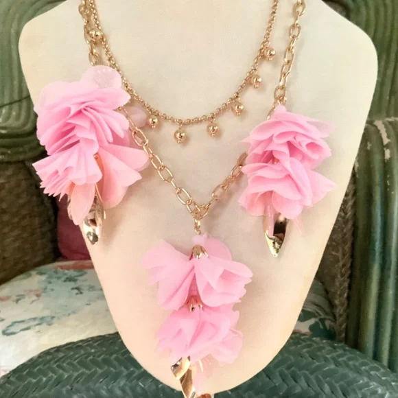 LILLY PULITZER NECKLACE 🩷 CASCADING PETALS- SOFT PINK TROPICS NECKLACE/GOLD - Picture 10 of 15